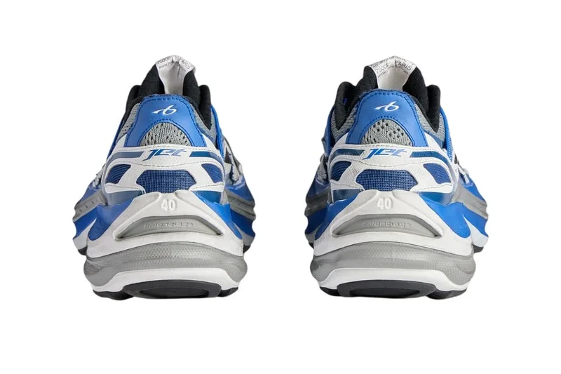 Deux baskets de sport bleues et grises, vues de l'arrière.