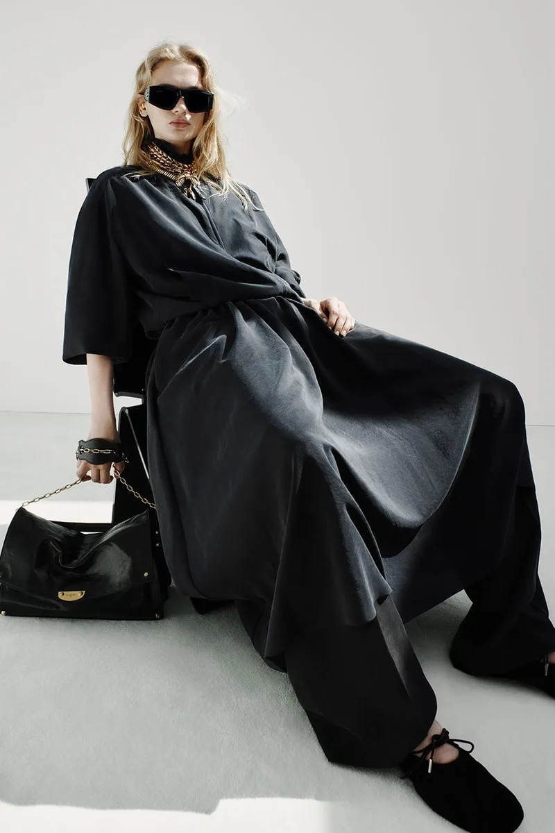 balenciaga-printemps-2027-lere-du-vetement-unsized/carousel-10.jpg