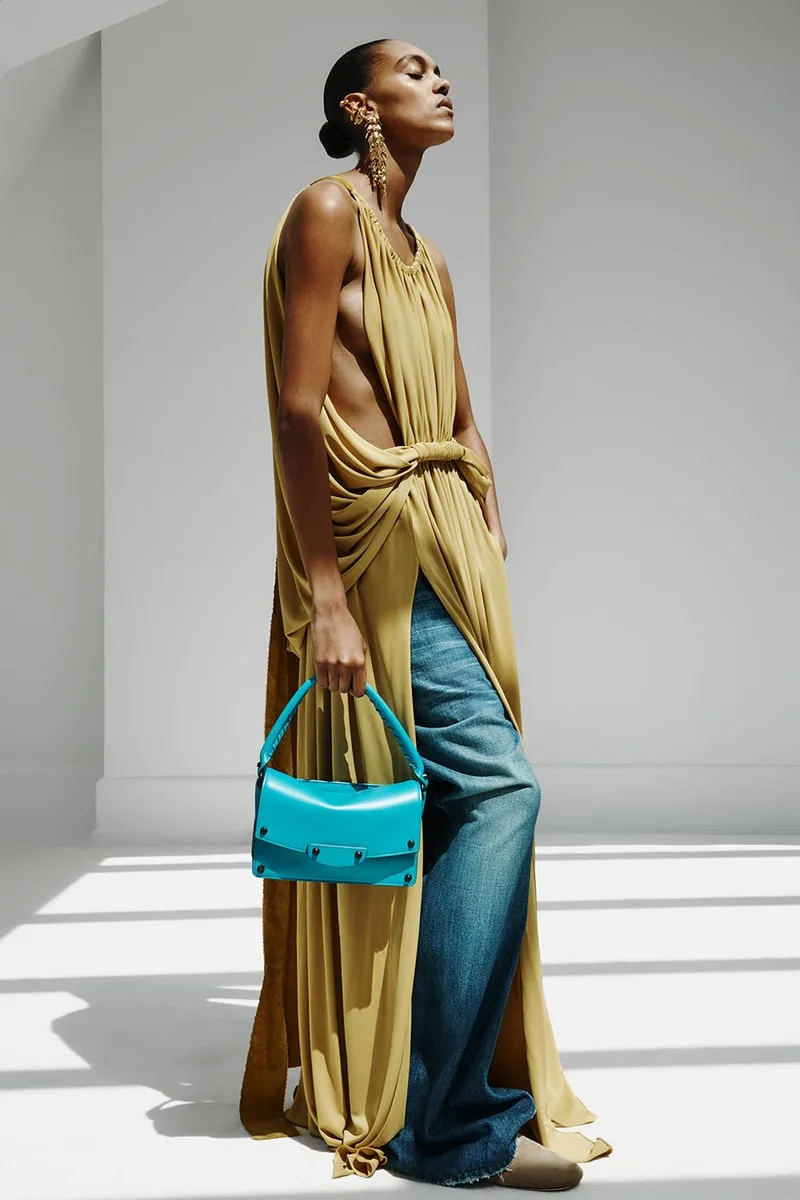balenciaga-printemps-2027-lere-du-vetement-unsized/carousel-14.jpg