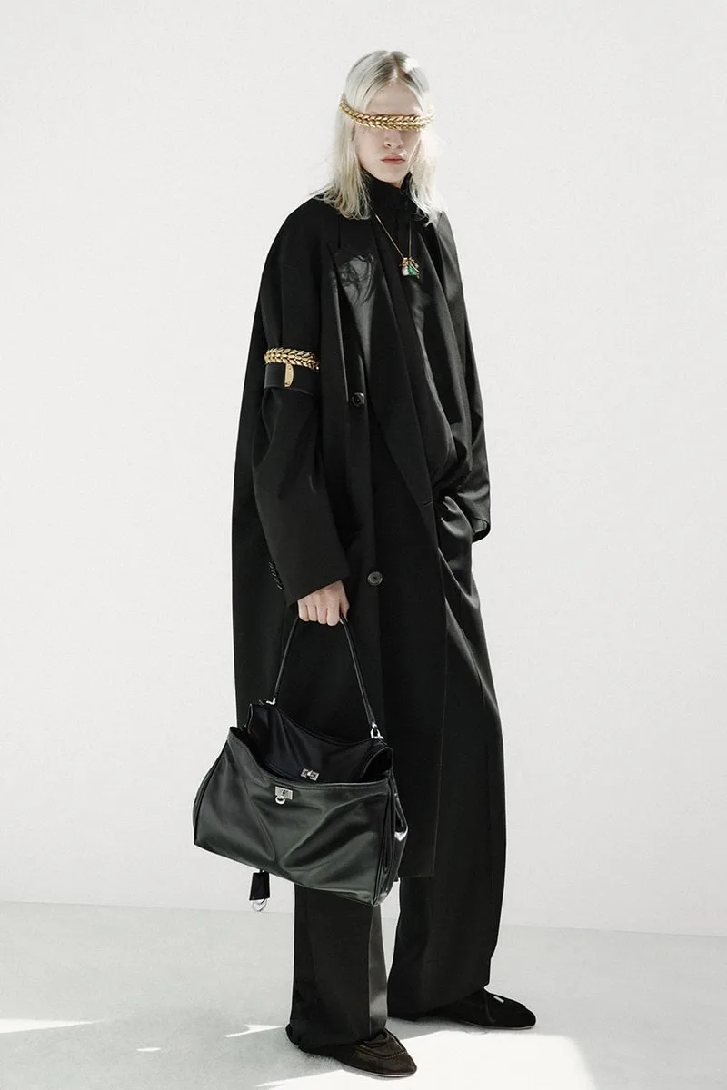 balenciaga-printemps-2027-lere-du-vetement-unsized/carousel-3.jpg