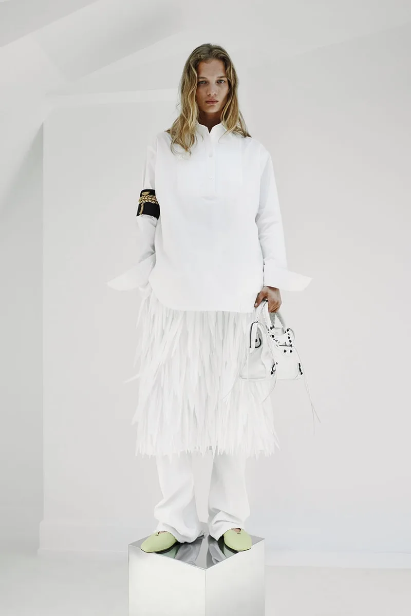 balenciaga-printemps-2027-lere-du-vetement-unsized/carousel-7.jpg