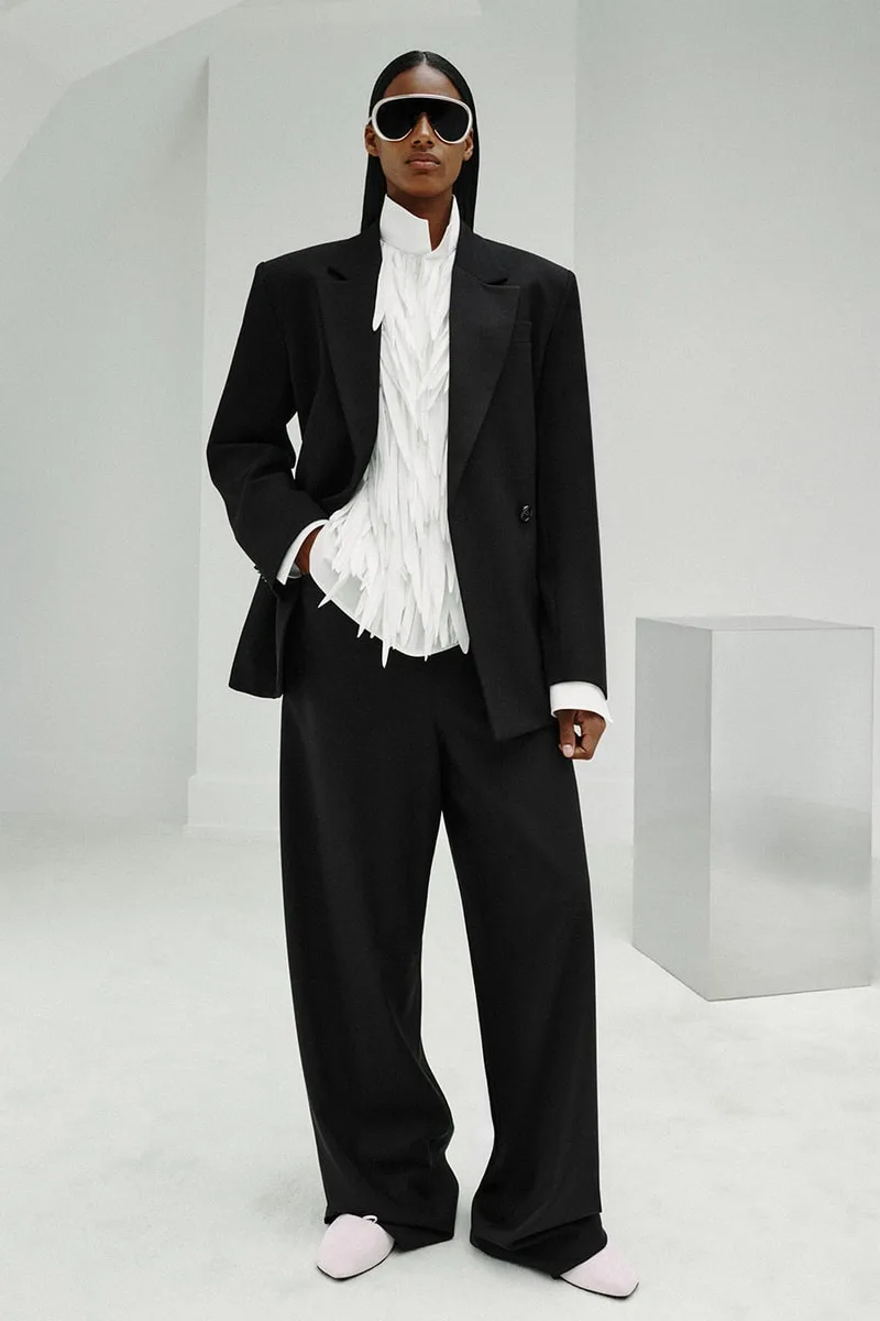 balenciaga-printemps-2027-lere-du-vetement-unsized/carousel-8.jpg