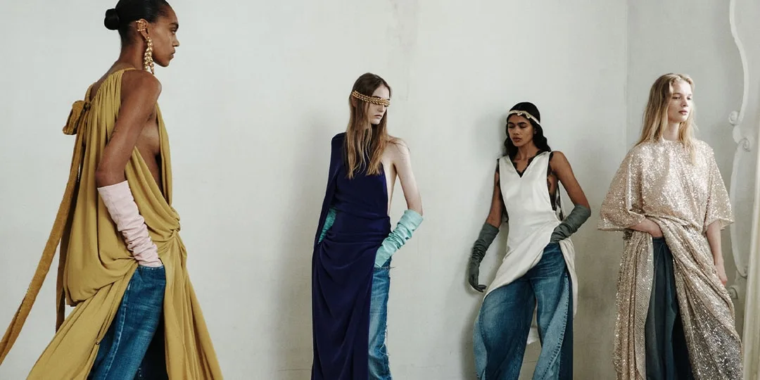 Défilé de mode avec mannequins en robes et gants colorés.