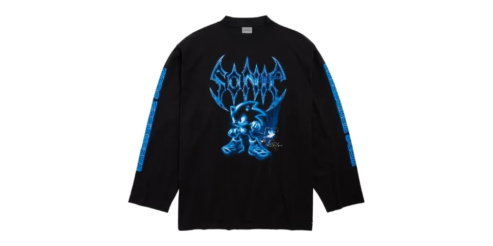 T-shirt noir avec motif bleu sur l'avant et les manches
