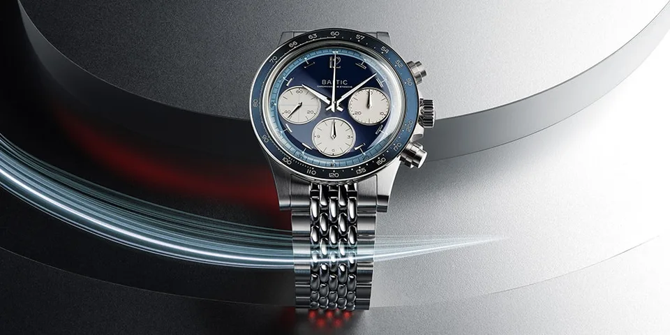 Montre de luxe en métal avec cadran bleu et argent, bracelet en mailles.