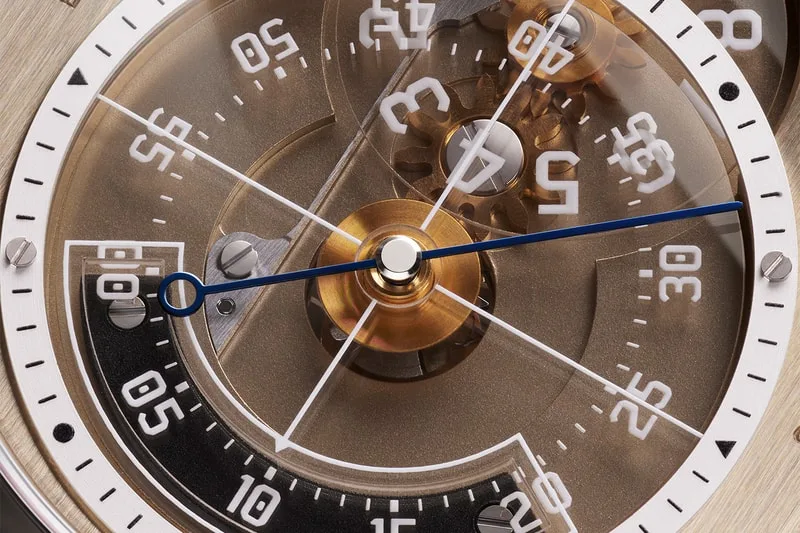 Gros plan sur un mécanisme d'horloge complexe avec aiguilles minutieuses.