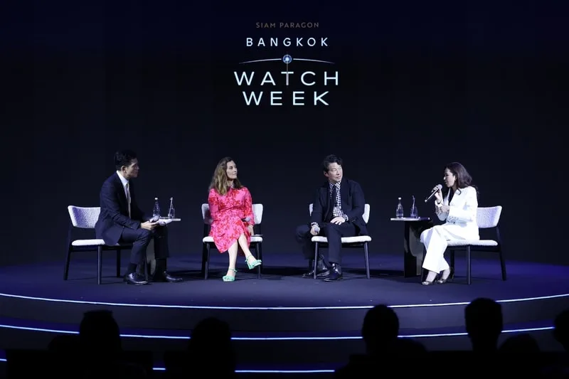 Quatre personnes sur scène discutent lors de la Bangkok Watch Week.