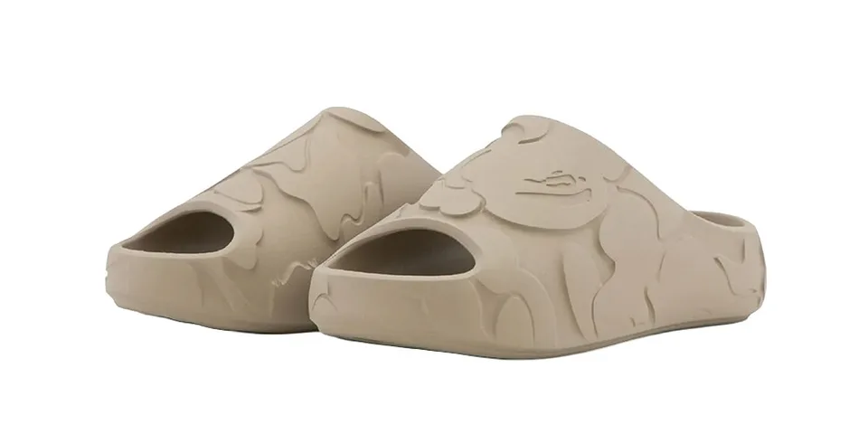 Paire de sandales beiges avec motifs en relief, ouvertes à l'avant.