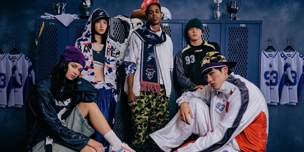 Groupe de jeunes en vêtements streetwear colorés devant des vestiaires.