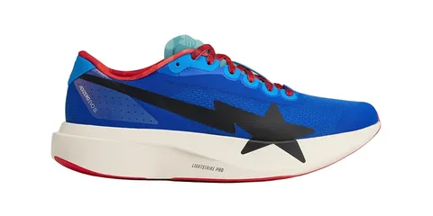 Chaussure de sport bleue avec étoile noire sur le côté, semelle blanche.