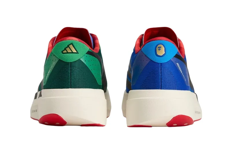 Deux chaussures colorées vues de dos avec des logos.