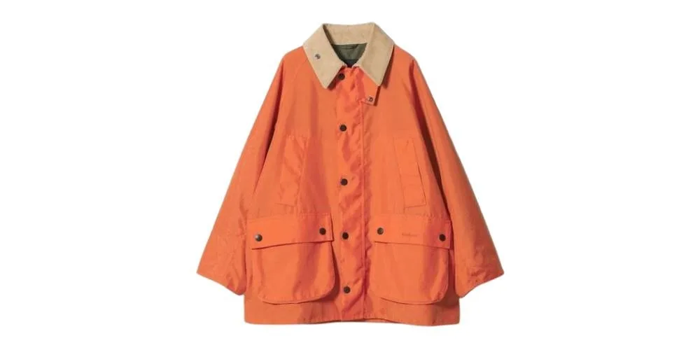 Veste orange à col beige avec grandes poches sur le devant.