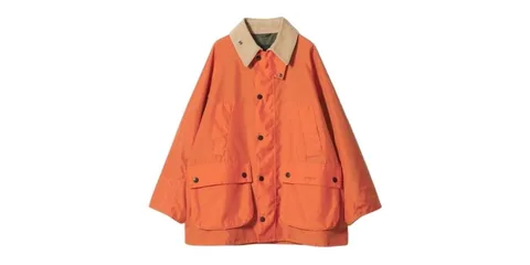 Veste orange à col beige avec grandes poches sur le devant.