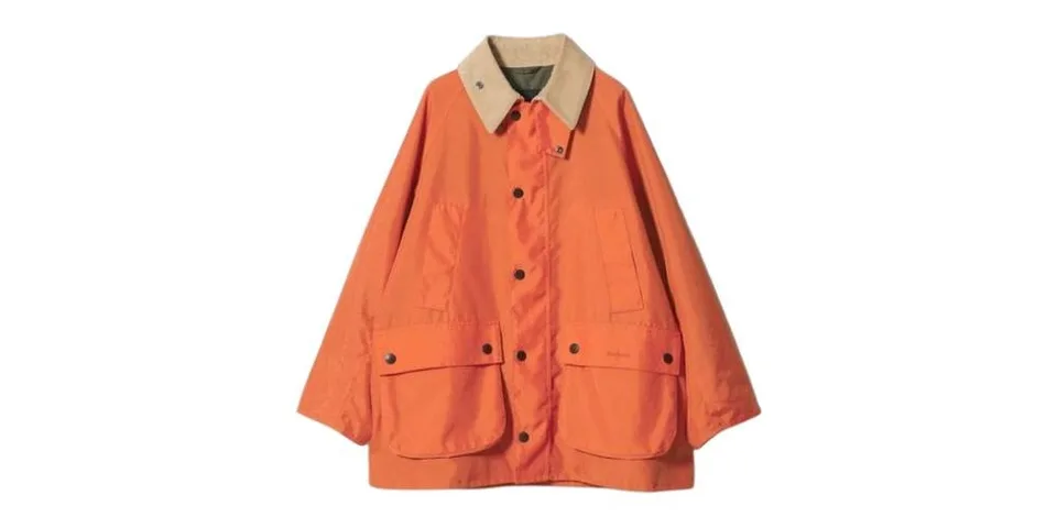 Veste orange à col beige avec grandes poches sur le devant.