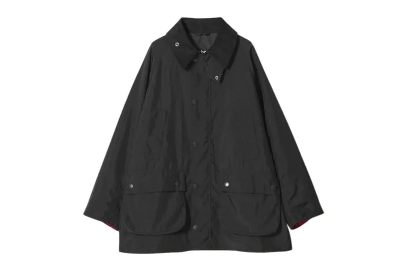 Parka noire avec poches avant et col.