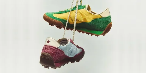 Deux chaussures colorées suspendues par leurs lacets.