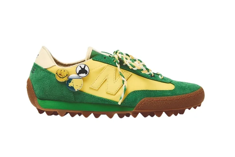 Chaussure verte et jaune avec badges et semelle marron