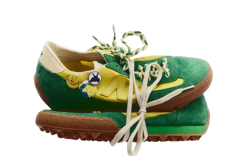 Paire de baskets vertes et jaunes avec lacets colorés et semelles brunes.