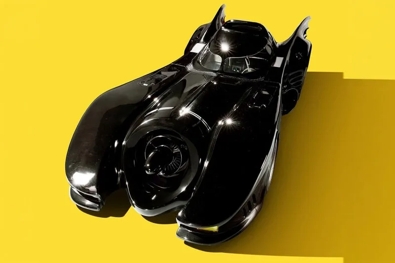 Voiture noire futuriste sur fond jaune