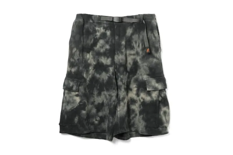 Shorts tie-dye gris et noir avec poches latérales.