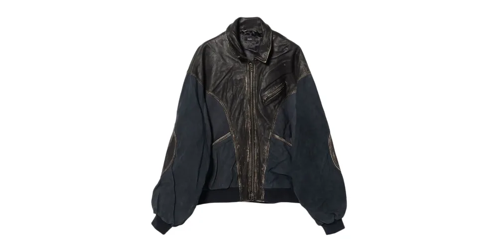 Veste en cuir noir avec fermetures éclair apparentes.