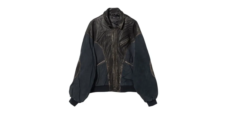 Veste en cuir noir avec fermetures éclair apparentes.