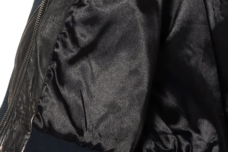 Doublure intérieure sombre d'une veste avec fermeture éclair.