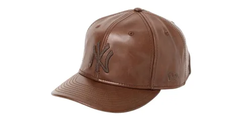 Casquette en cuir marron avec logo brodé.