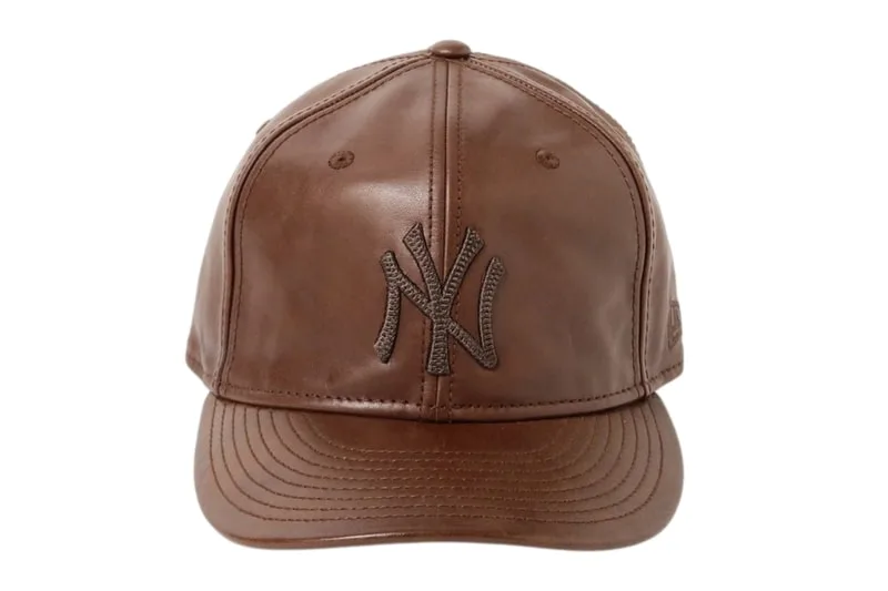 Casquette marron en cuir avec logo brodé à l'avant.