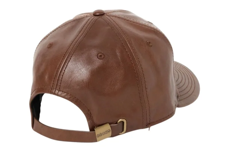 Casquette en cuir marron vue de dos avec sangle ajustable en métal doré.