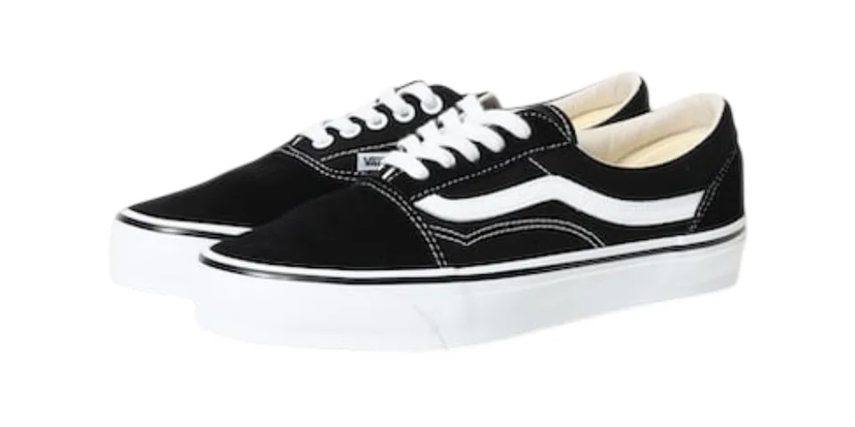 Chaussures noires et blanches avec semelles épaisses.