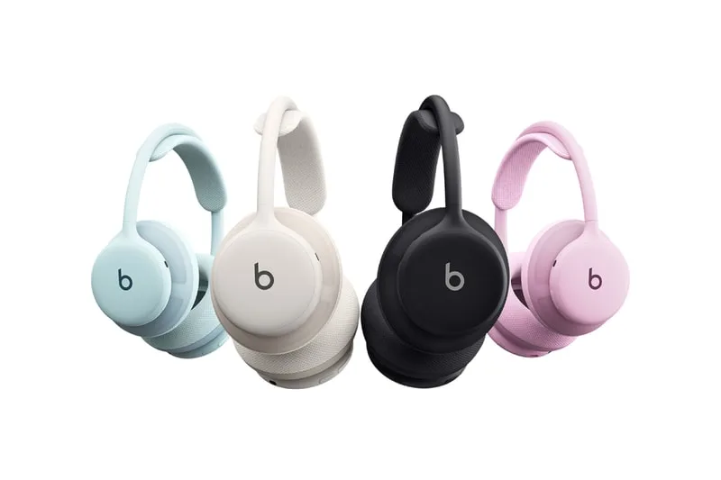 Quatre casques sans fil de différentes couleurs.