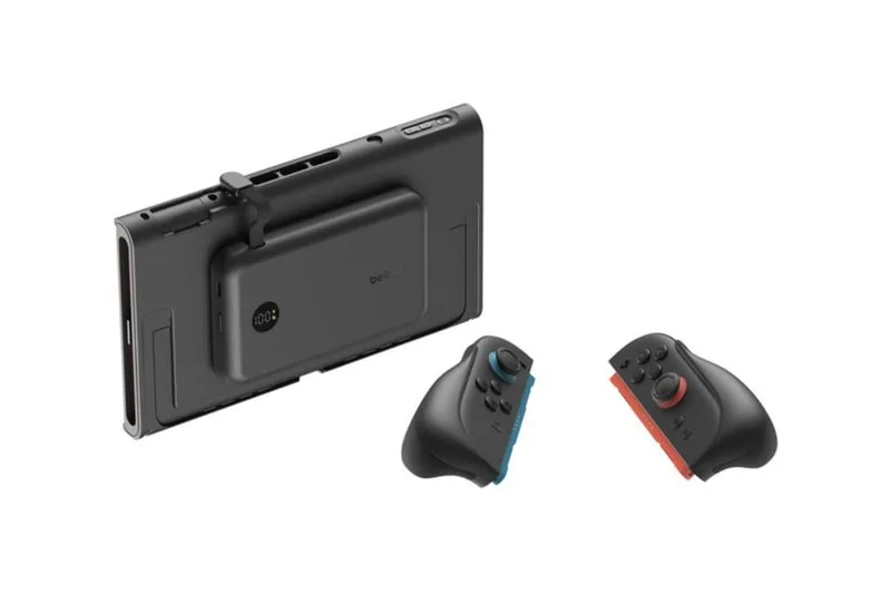 Accessoires de jeu avec manettes détachables et support arrière.