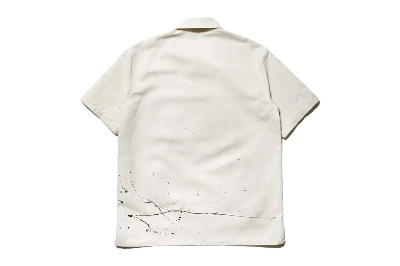 Chemise beige avec des éclaboussures d'encre noire, vue de dos.