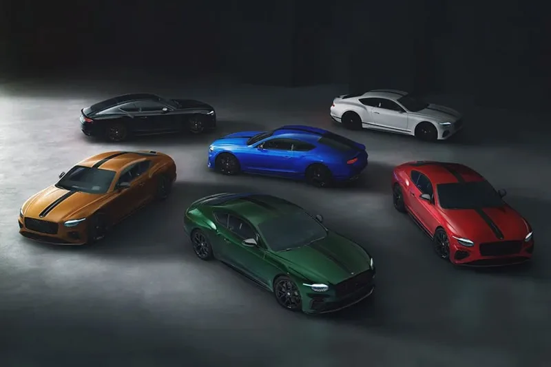 Six voitures sportives de différentes couleurs sur fond sombre