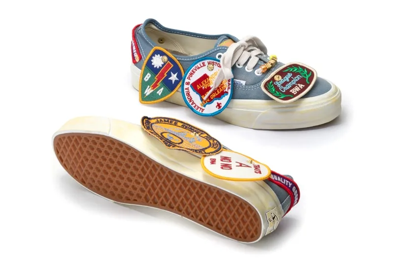 Chaussures avec écussons colorés et semelle en caoutchouc.