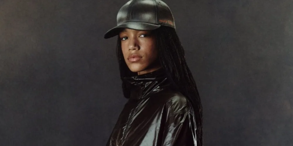 Personne portant une casquette et un manteau sombre