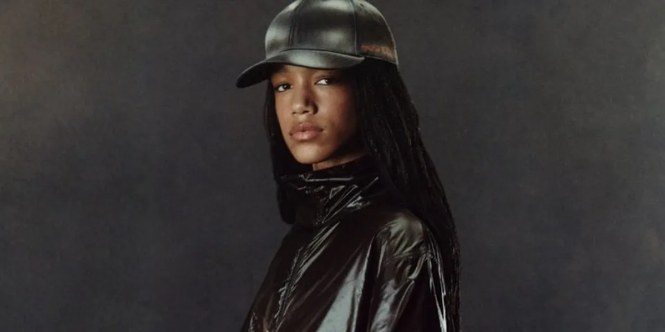 Personne portant une casquette et un manteau sombre