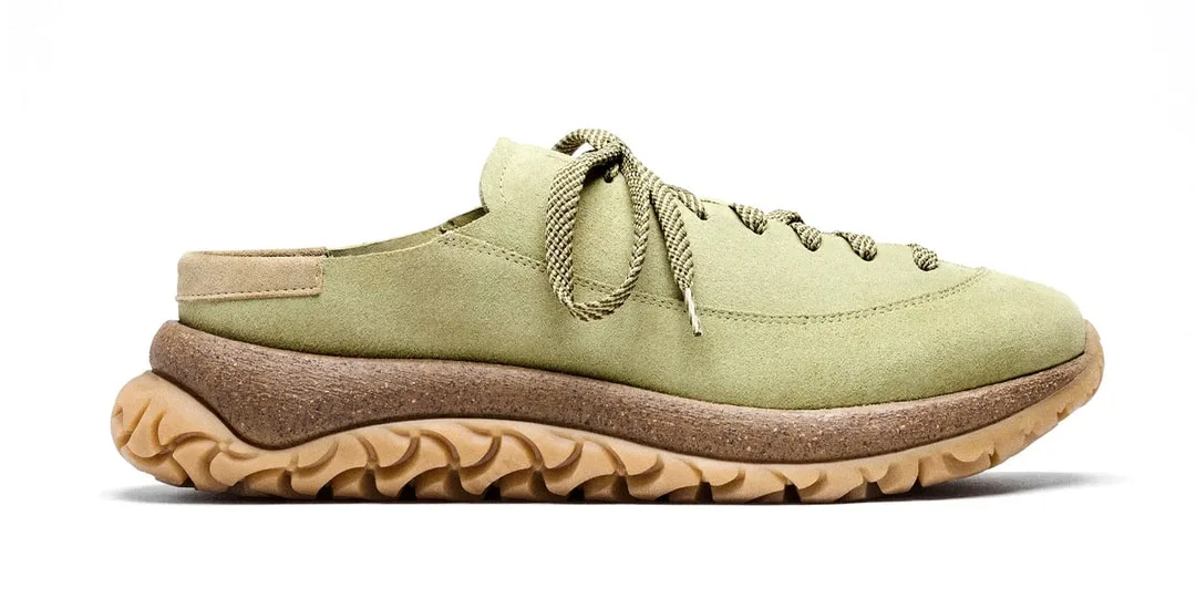 Chaussure verte avec semelle ondulée beige.