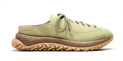 Chaussure verte avec semelle ondulée beige.