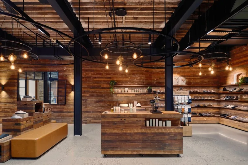 Intérieur d'une boutique moderne avec des étagères et des luminaires élégants.
