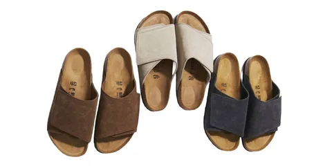 Trois paires de sandales en cuir de différentes couleurs.
