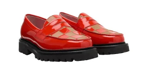 Mocassins rouges brillants à semelle noire épaisse et motif à carreaux.