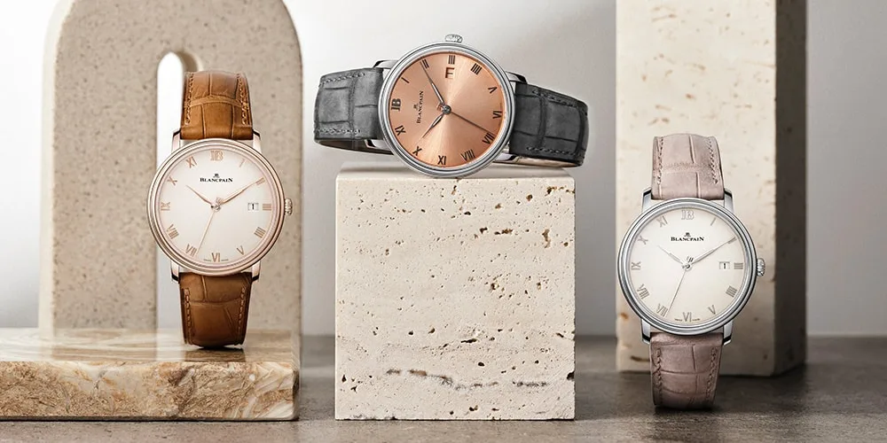 Trois montres de luxe sur des blocs de pierre.