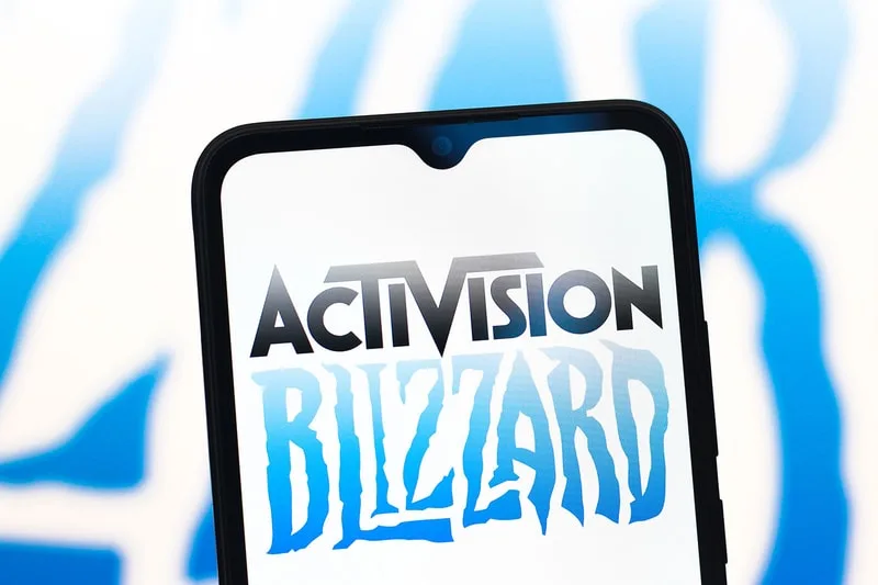 Logo d'Activision Blizzard sur un écran de smartphone.