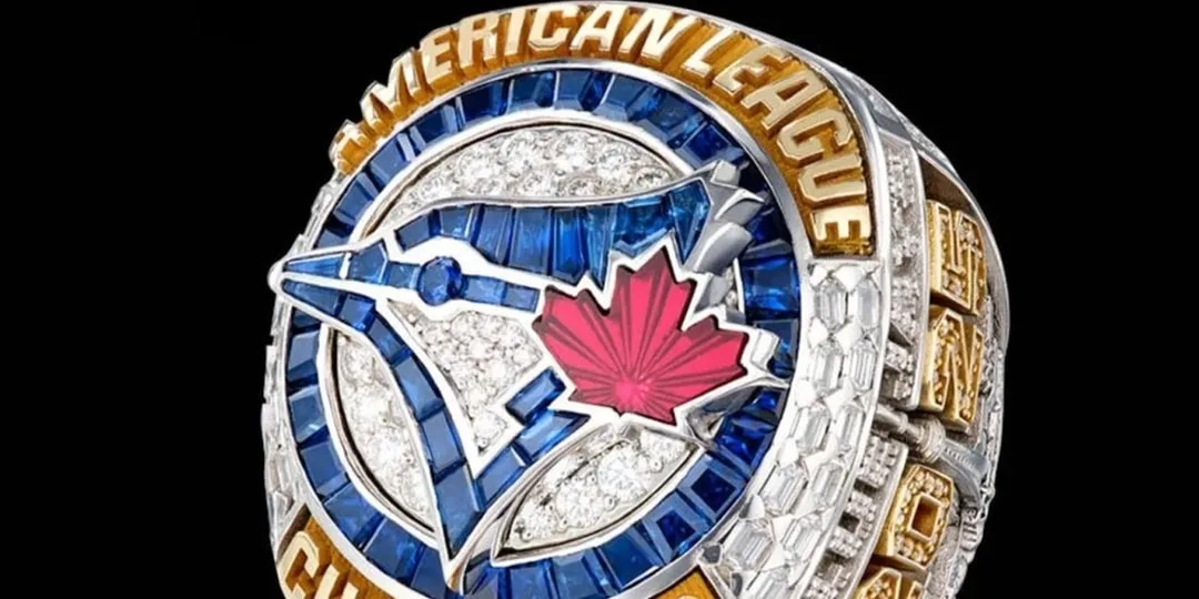 Bague avec logo de la ligue américaine et feuille d'érable.