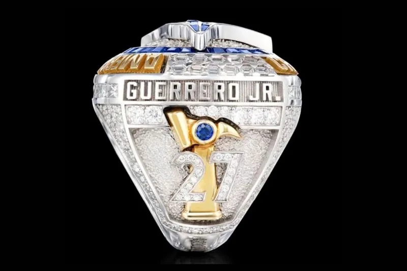 Bague en diamant avec 'GUERRERO JR.' et le numéro 27, design complexe.