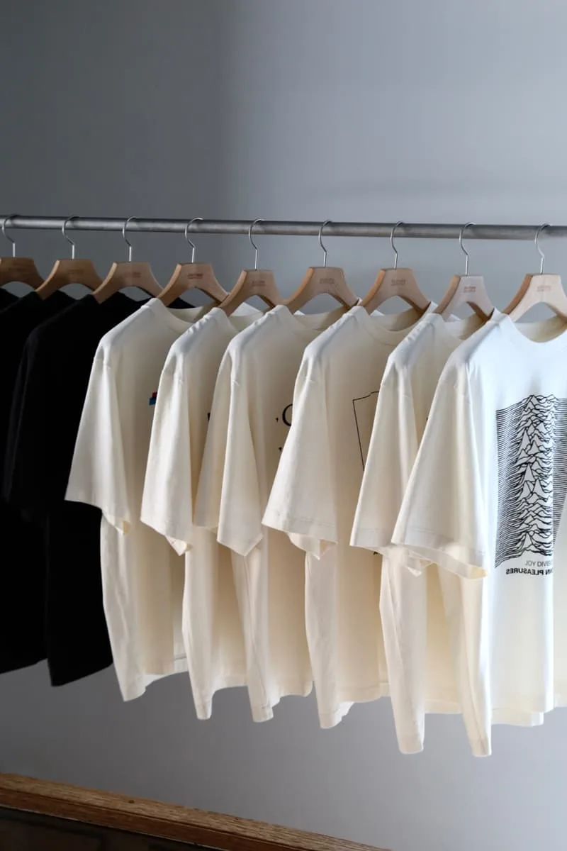 blurhmsrootstock-rend-hommage-a-joy-division-avec-des-t-shirts-graphiques/carousel-1.jpg