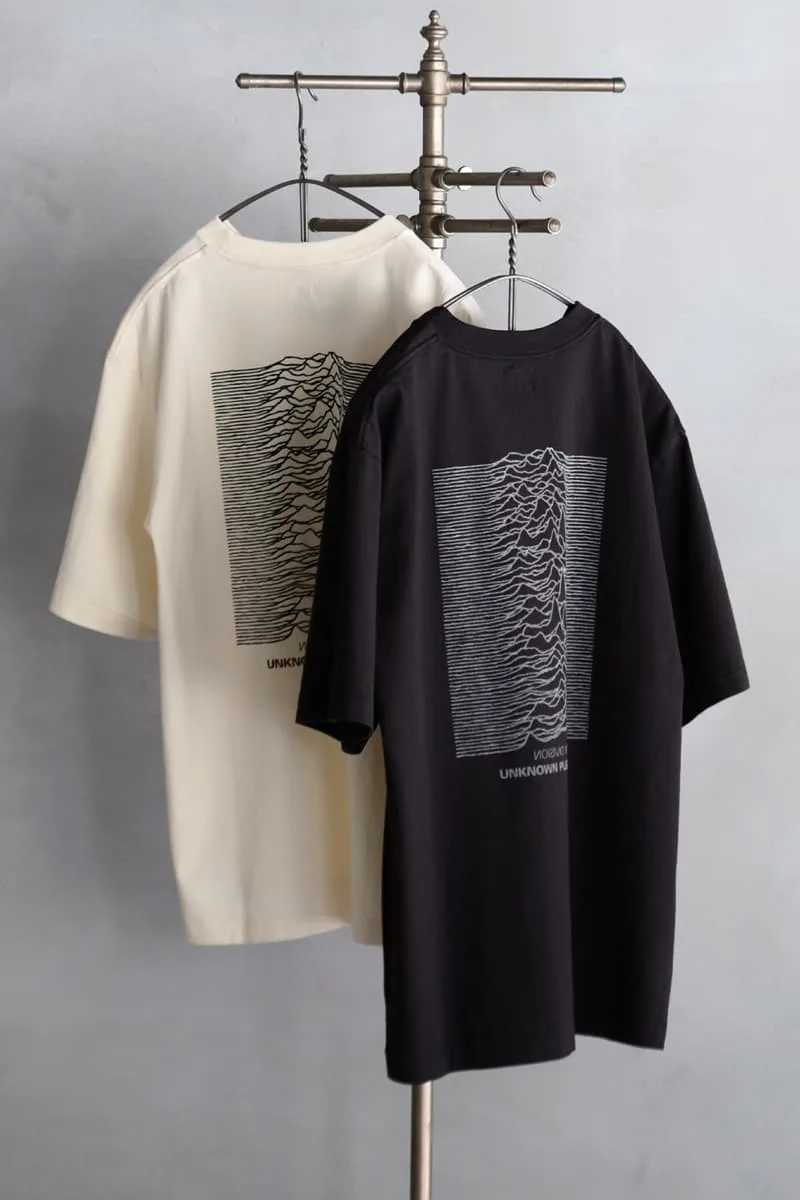 blurhmsrootstock-rend-hommage-a-joy-division-avec-des-t-shirts-graphiques/carousel-10.jpg