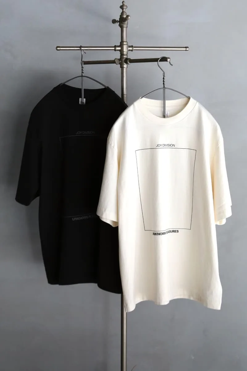 blurhmsrootstock-rend-hommage-a-joy-division-avec-des-t-shirts-graphiques/carousel-11.jpg